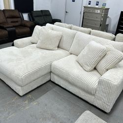 LINDYN IVORY 2 PIECE LAF SECTIONAL WITH CHAISE
