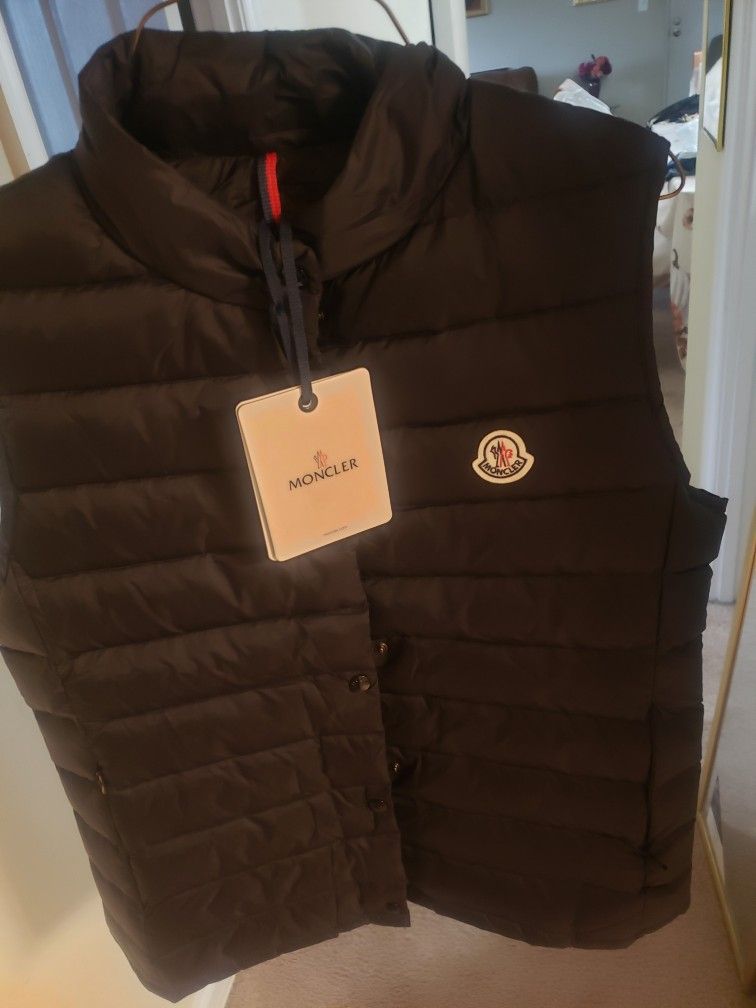 Moncler Size S, Size Med