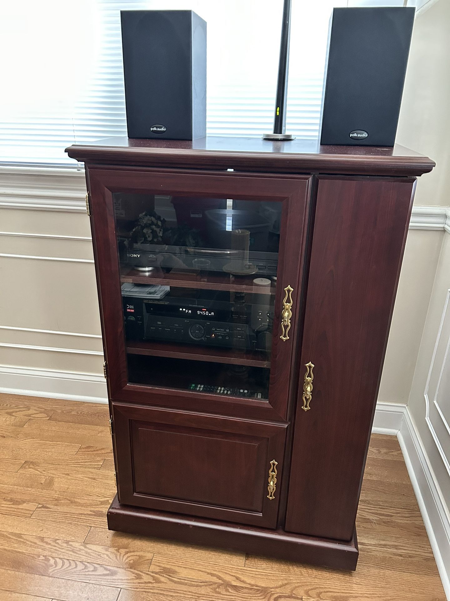 Stereo Cabinet w/Receiver & Turntable