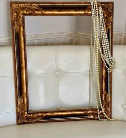 PRETTY BLACK & GOLD FRAME