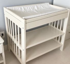 White Baby Changing Table + Changing Pad – Excellent Condition