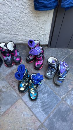 Snow boots snow gloves