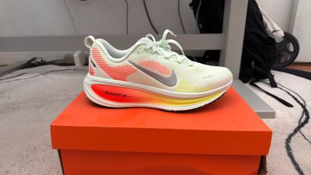 NIKE ZOOM VOMERO 18 BARELY GREEN HYPER CRIMSON