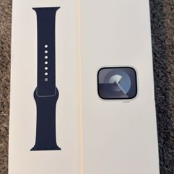 Apple Watch SE (2nd Gen) [GPS 40mm] Smartwatch with Starlight Aluminum Case with Starlight Sport Band S/M. Fitness & Sleep Tracker, Crash Detection, H