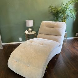 Mayberry Hill Dominick Chaise Lounge in Linen