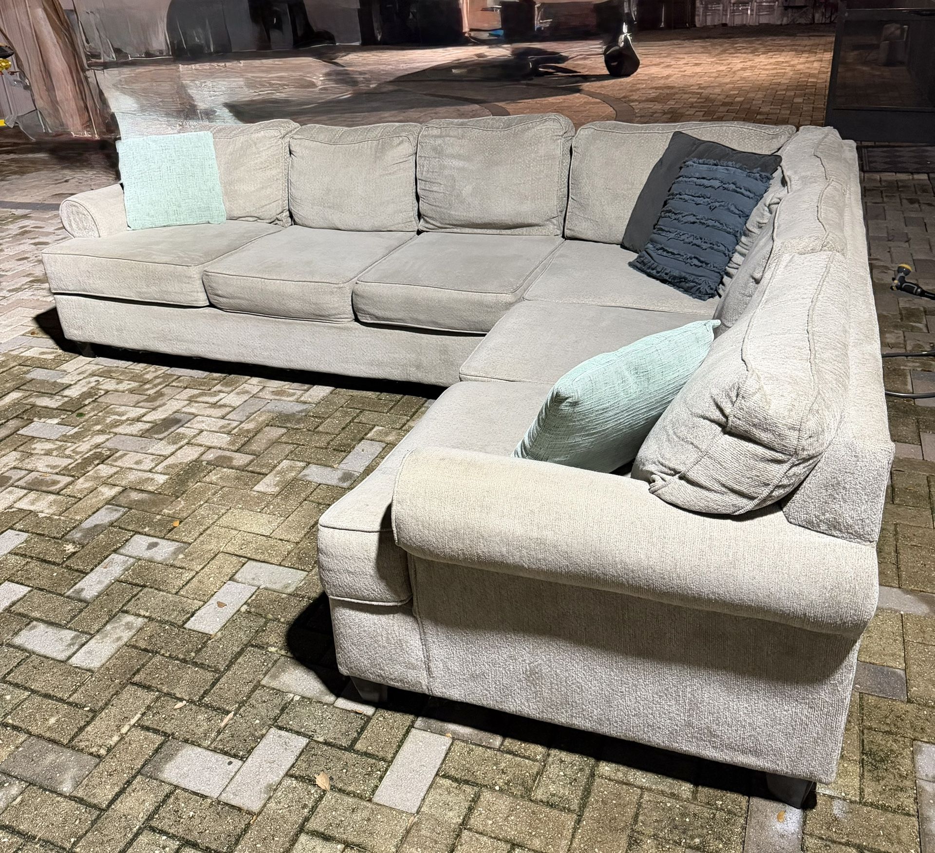 Broyhill Brand Sectional Sofa still in good condition. I can deliver for an additional cost. Price 300$.