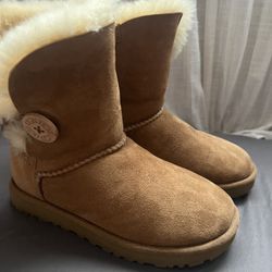 Uggs Boots Bailey Button Size 5