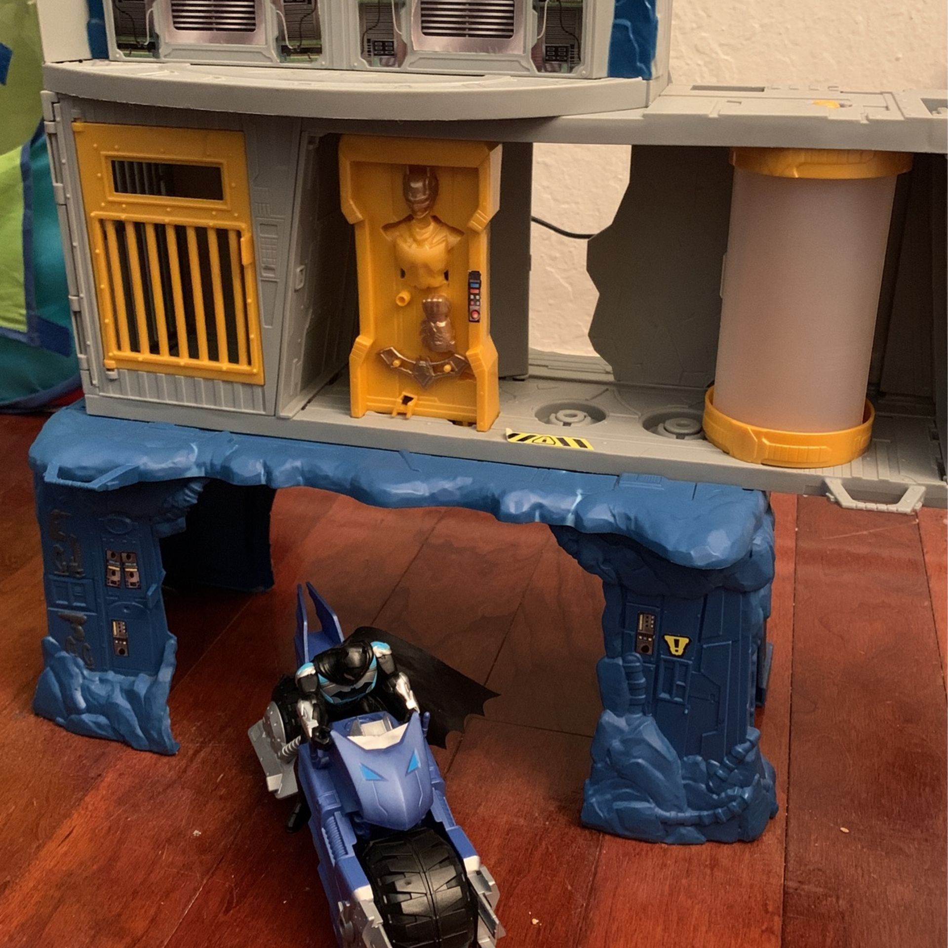 Batman And Bat cave