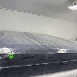 KING SIZE SIMMONS BEAUTYREST BLACK SERIES 3 MATTRESS & BOX SPRINGS BED SET
