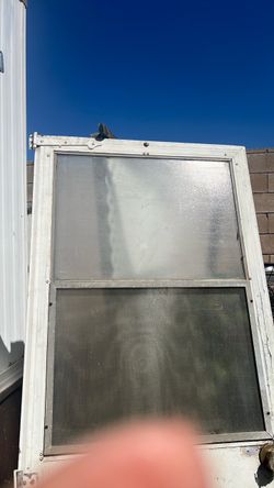 Mobile home door 72 . Long by 30.  On a good condition puerta para casa Mobil buena condición 72 largo x 30  ancho  tiene chapa y llave en Rialto ca