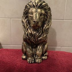 Sitting bookshelf lion statue