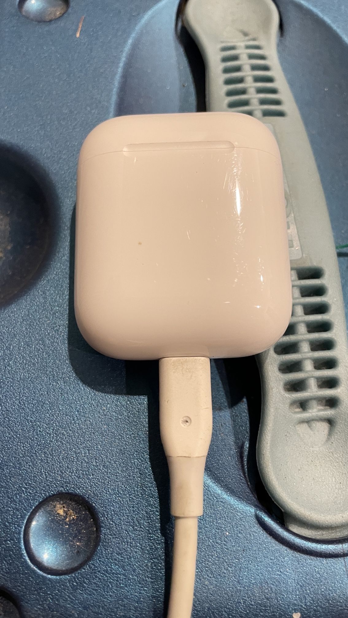 Apple AirPods 1st Gen Case And Right Bud