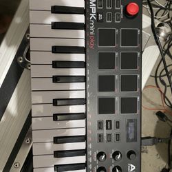 Akai mini play