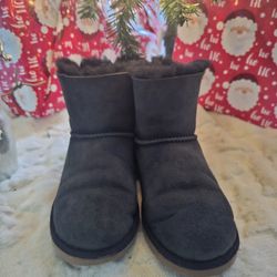 UGG Girl Size 4