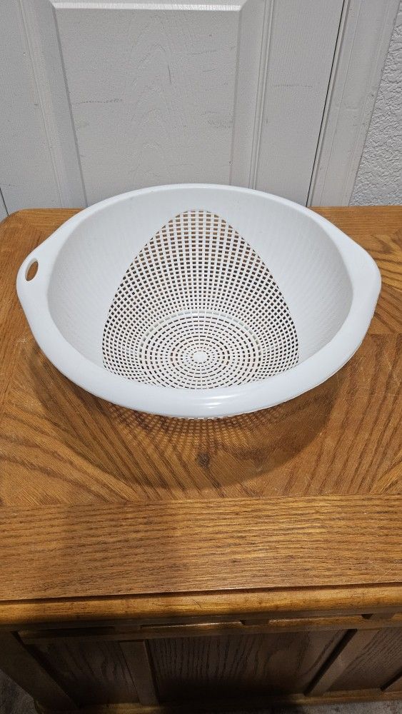 WHITE PLASTIC COLANDER