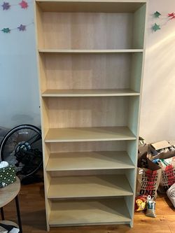 Book shelf with adjustable shelving