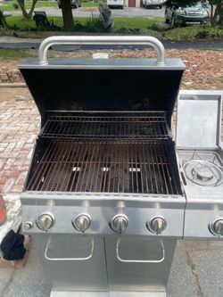 Full propane tank with grill