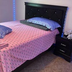 QUEEN SIZE BED FRAME 
