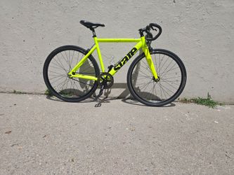 State Bicycle Co. 6061 Black Label v3 - Volt / Matte Black
The next chapter in performance-focused urban cycling bike bicycle bi-cycle
