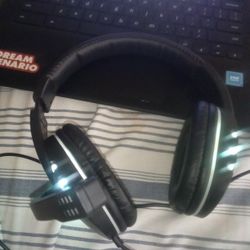 Headphones 🎧
