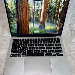 13” MacBook (2022, M2, 8GB) 