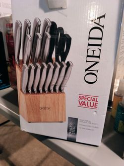ONEIDA 18 PIECE CUTLERY SET