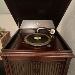 Vogue windup antique phonograph record player
