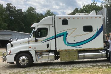 2018 Freightliner Cascadia w/ condo sleeper