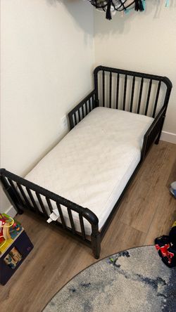 Toddler bed