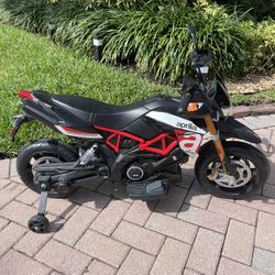 Kids Aprilia Electric Motorcycle Ride-On Bike w/ Training Wheels – Runs Great!