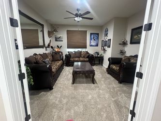 Sitting Room Living room set - Like New!