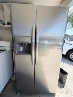 Frigidaire 36" Side-by-Side Stainless Steel Refrigerator - Works Great!