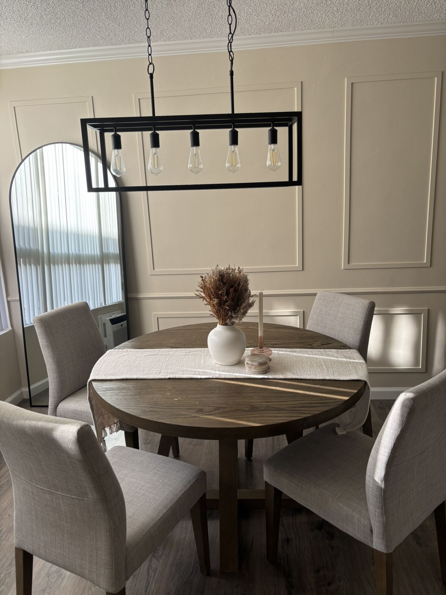 Round Dining Table And Chairs