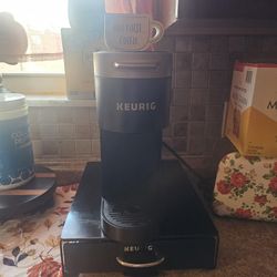 Keurig Coffe Machine And Coffe Pods Holder 
