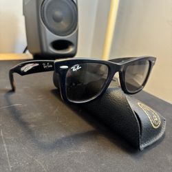 Ray Ban Wayfarers Tortoise Shell W/ Case