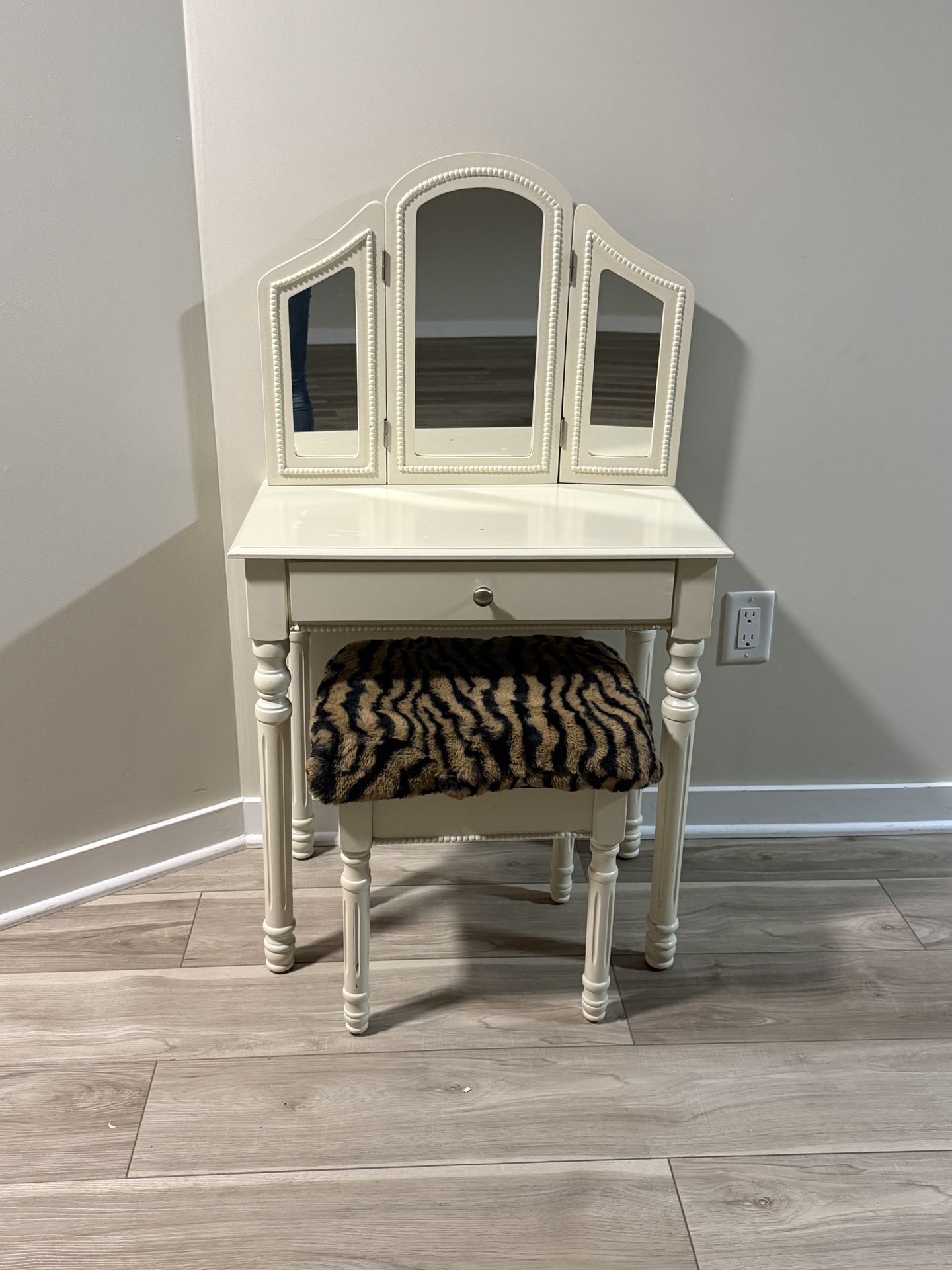 Girls Vanity With Stool And Trifold Mirror