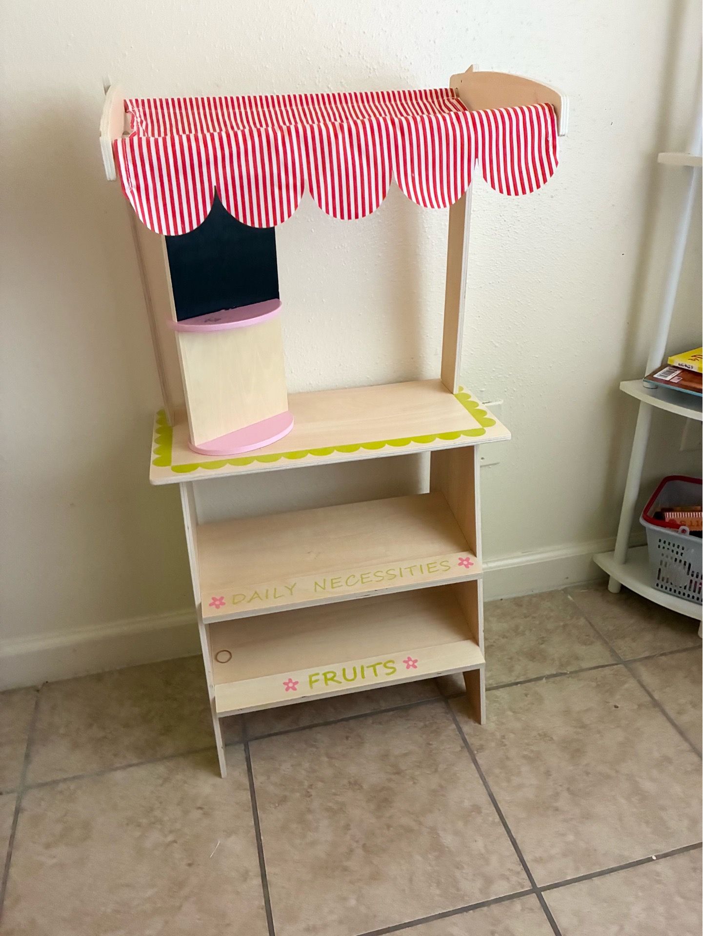 Kids pretend play stand