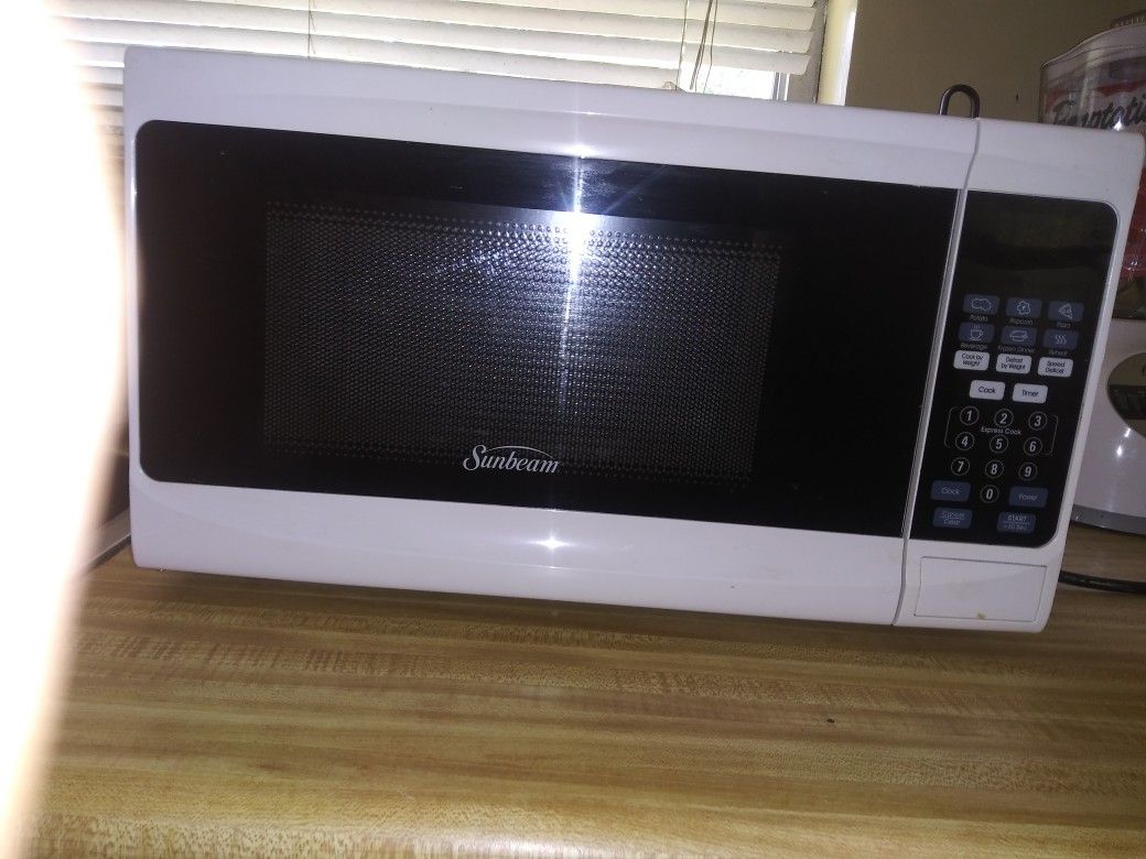 Sunbeam practicaly brand new microwave ! No scratches no stains !