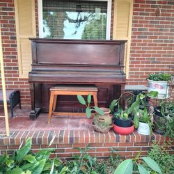 (FREE) Upright Piano By Leckerling & Co
