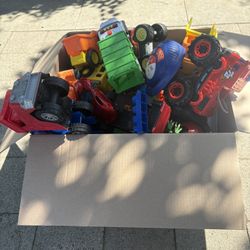 Free Toys And Backpacks / Gratis Juguetes Y Mochilas
