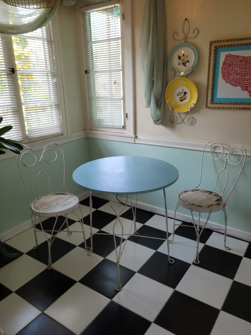Ice Cream Table & Chairs