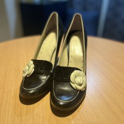 BCBG Black High-Heeled Loafers/ Pumps With White Flower, Women’s Size 10