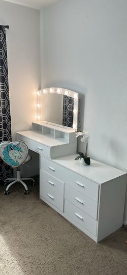 Vanity set - lights up. Open to offers