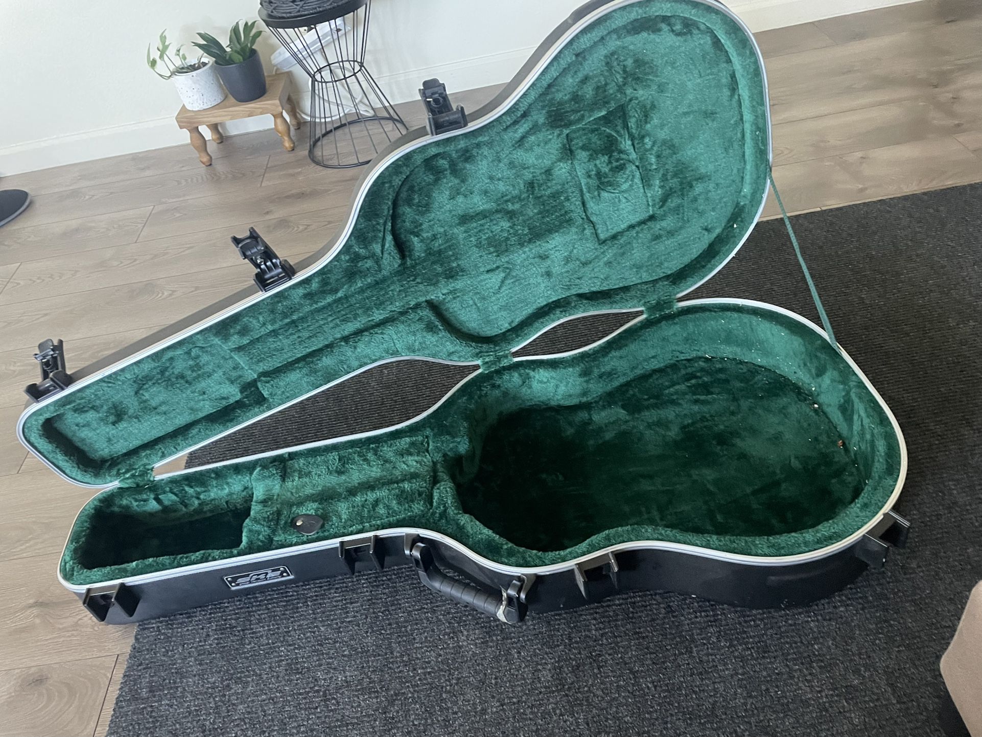 SKB Guitar Case With Key for Sale in Hawthorne, CA OfferUp
