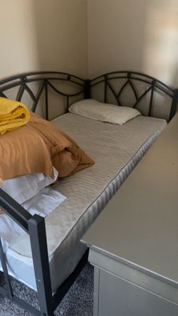 Twin Daybed with mattress 