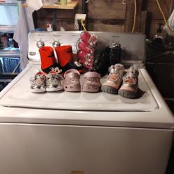 4 Pares De Calzado Para Niñas Y Un Set De Zapatitos Para Dog.