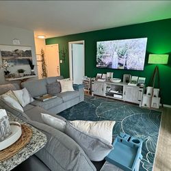 75” Hisense 4K Smart TV – Like New – Delivery Available – $380