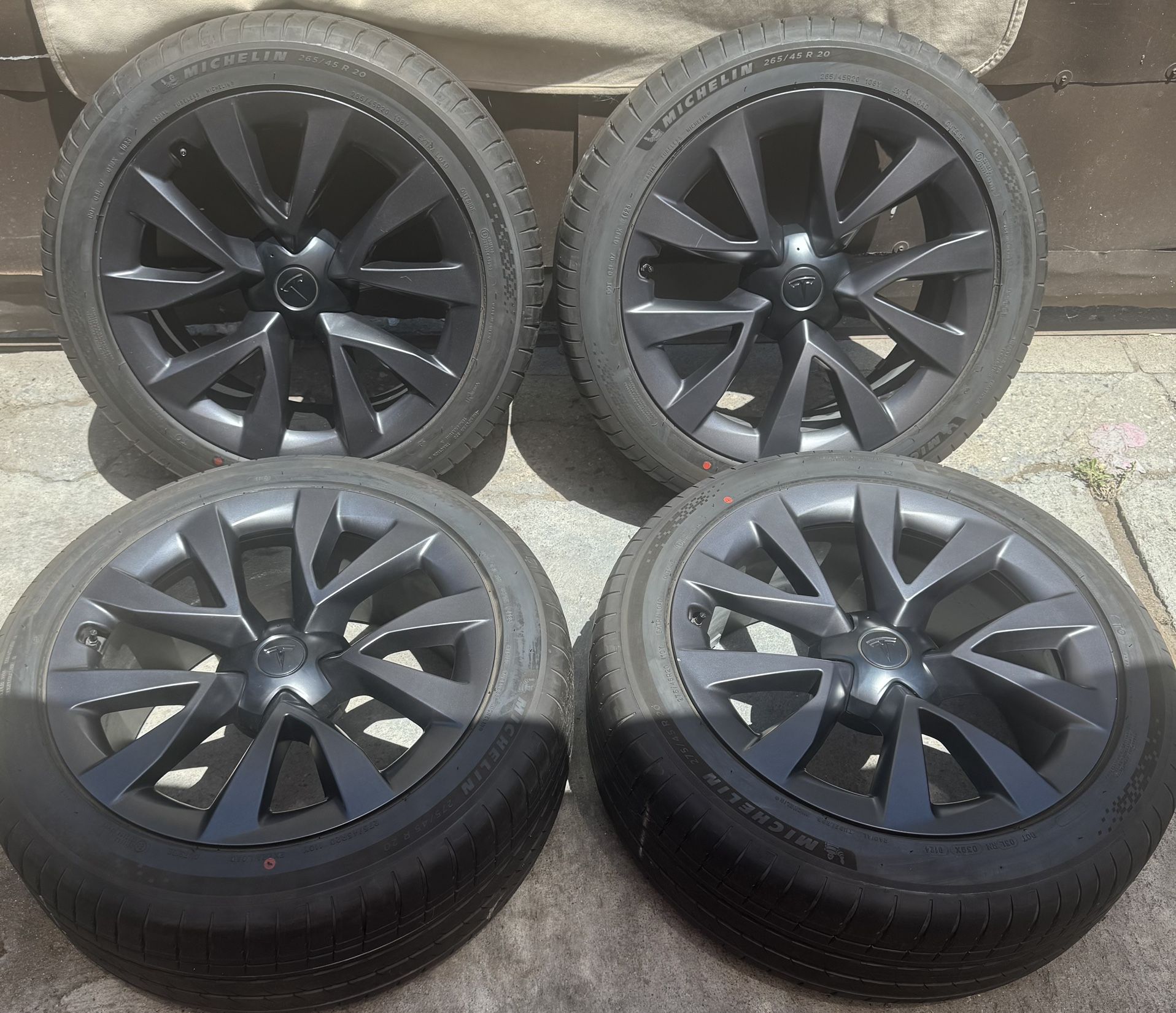 Tesla Model X Wheels Staggered