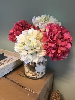 Flowers w vase and shell decor