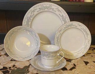 Dish Set For 8 250.00   OBO No Low Ballers  Lakewood Burien Belfair